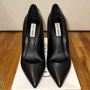 Black Leather Steve Madden “Daisie” pumps